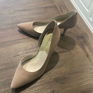 Michael Kors tan suede pumps
